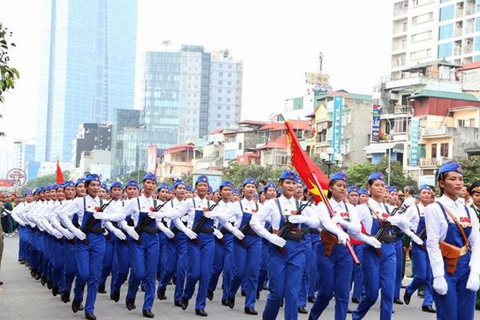 Khối nữ tự vệ trên đường phố. Ảnh: Trần Ngọc.