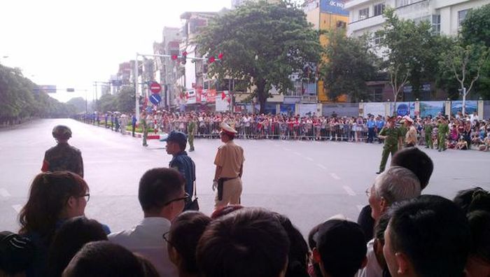 Bên ngoài, tại các điểm có đặt màn hình LED, người dân Thủ đô chăm chú theo dõi. Ảnh: Thanh Xuân.