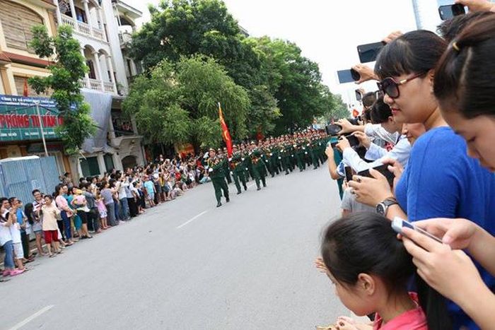 Người dân nồng nhiệt đón đoàn diễu binh. Ảnh: Trần Ngọc.