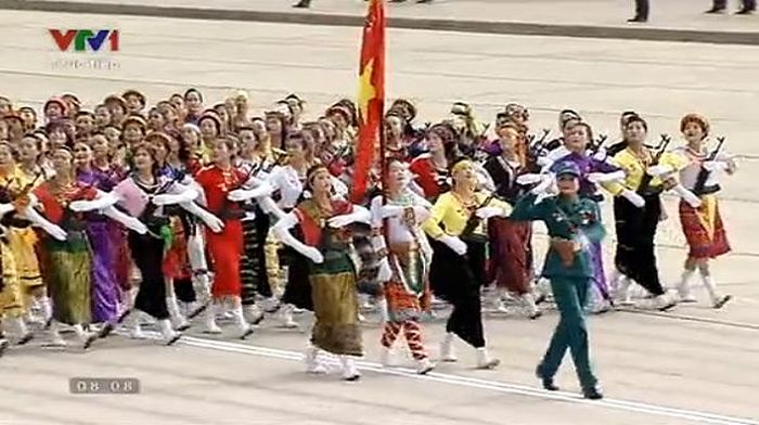 Khối nữ dân quân các dân tộc. Ảnh: Chụp màn hình.