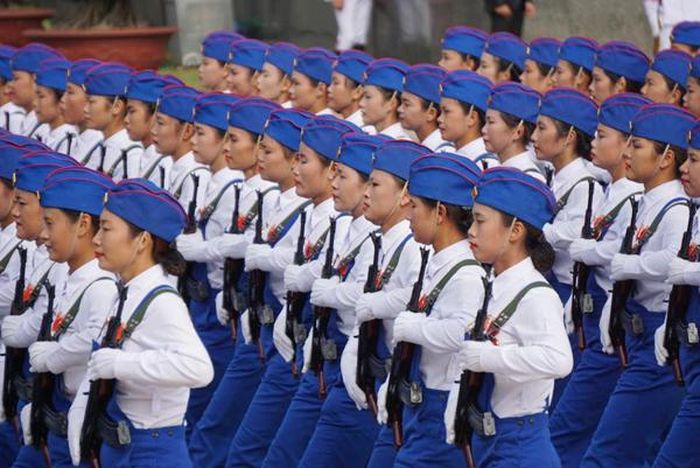 Khối nữ tự vệ. Ảnh: Trang Dũng.