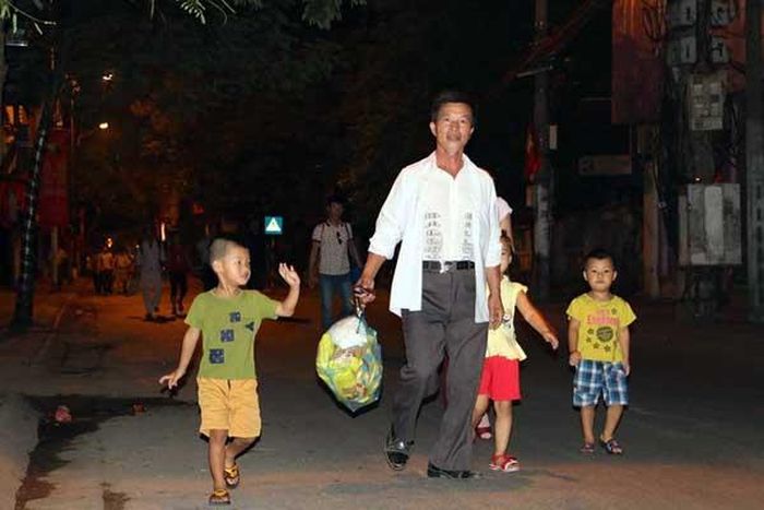 5h sáng, người dân các tỉnh đổ về các vị trí có thể xem diễu binh, diễu hành. Ảnh: Trần Ngọc.