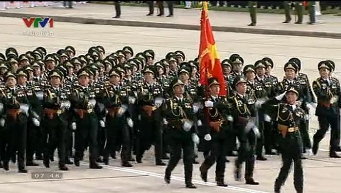 Khối Sĩ quan Bộ đội Biên phòng đang tiến vào Lễ đài. Ảnh: Chụp màn hình.