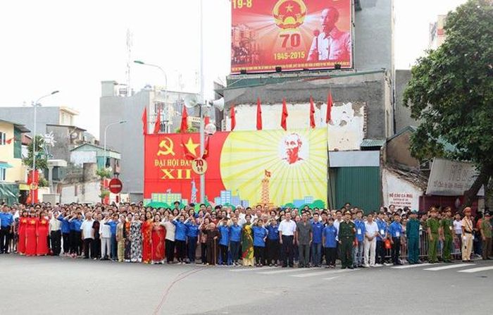 Thiêng liêng lễ chào cờ mừng 70 năm đất nước. Ảnh: Quỳnh Vinh.