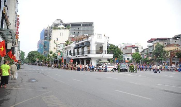 Tại Ngã 7 Cửa Nam, nhiều người dân đang ngóng chờ đoàn diễu binh, diễu hành. Ảnh: Quỳnh Vinh.