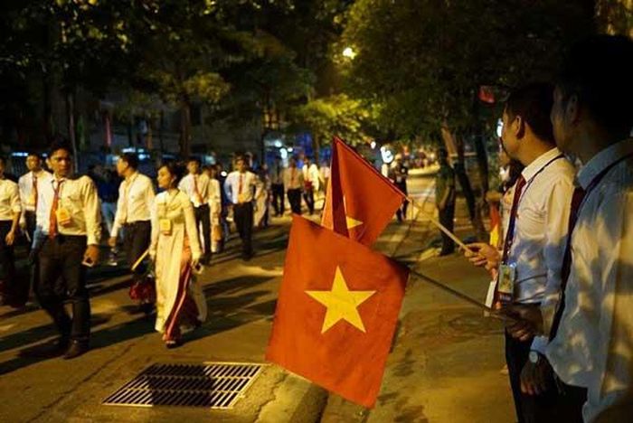 Khối Trí thức trước giờ diễu hành. Ảnh: Trang Dũng.