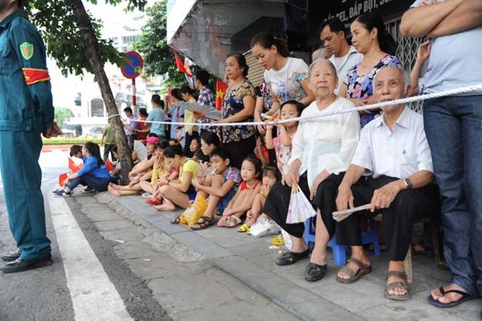 Nhiều cụ già có mặt từ đêm để chọn chỗ tốt "xem diễu binh". Ảnh: Quỳnh Vinh.