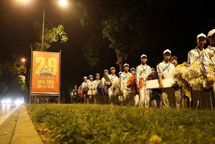 Những bạn trẻ đang di chuyển đến nơi tập kết. Ảnh: Trang Dũng.