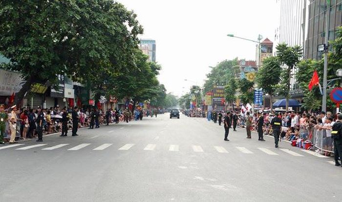 Người dân đổ ra nhiều tuyến đường chờ đoàn diễu binh, diễu hành đi qua. Không khí yên bình, mọi người đều trật tự, tuân thủ quy định về ANTT. Ảnh: Trần Ngọc.
