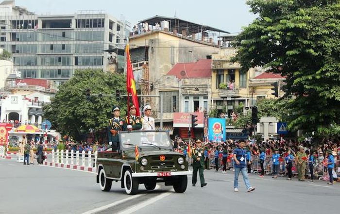 Tại ngã 7 Cửa Nam, đoàn diễu binh đi qua trong những tràng pháo tay nồng nhiệt của người dân. Ảnh: Quỳnh Vinh.
