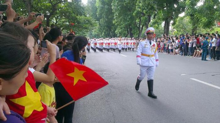 Đội quân nhạc mang lại sự rộn ràng khắp tuyến phố. Ảnh: Thanh Xuân.