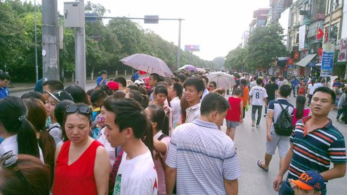 Phố Kim Mã cũng đông chật người dân chờ đoàn diễu binh, diễu hành. Ảnh: Thanh Xuân.
