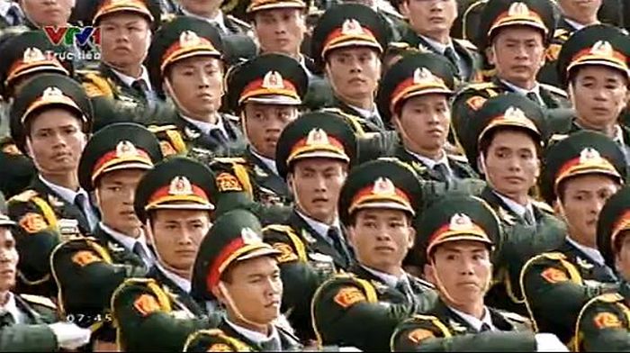 Các khối sĩ quan Quân đội nhân dân Việt Nam tiến vào lễ đài. Ảnh: Chụp màn hình.