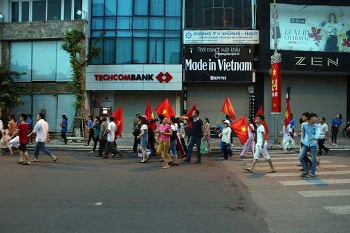 Người dân mang theo rất nhiều cờ Tổ quốc... Ảnh: Trần Ngọc.