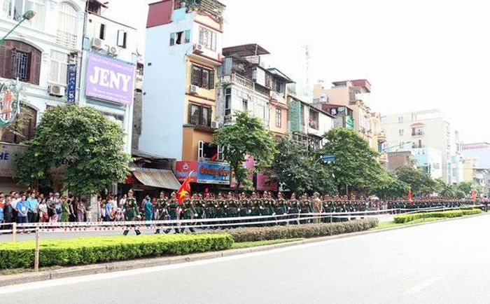 Những bước chân tự hào trên phố phường Hà Nội. Ảnh: Trần Ngọc.
