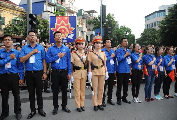 Giây phút chào cờ thiêng liêng. Ảnh: Quỳnh Vinh.