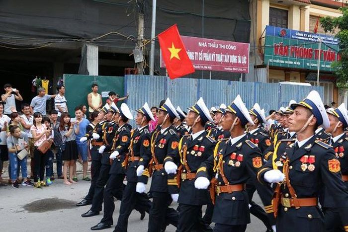 Đoàn diễu binh tới đường Liễu Giai. Ảnh: Trần Ngọc.