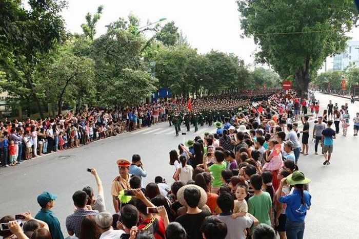 Nhiều người dân lấy máy ảnh, điện thoại cố ghi lại thời khắc thiêng liêng này. Ảnh: Trần Ngọc.