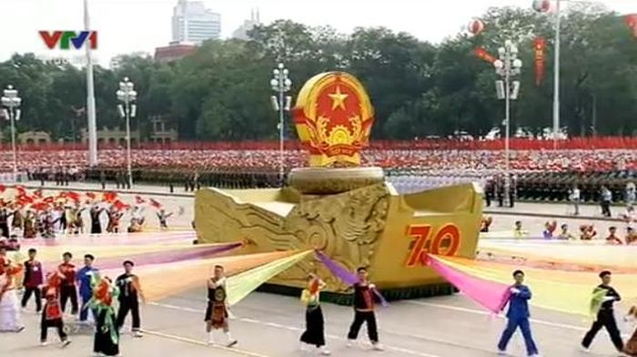 Đi đầu đội hình diễu binh là xe Quốc huy nước Cộng hòa xã hội chủ nghĩa Việt Nam.