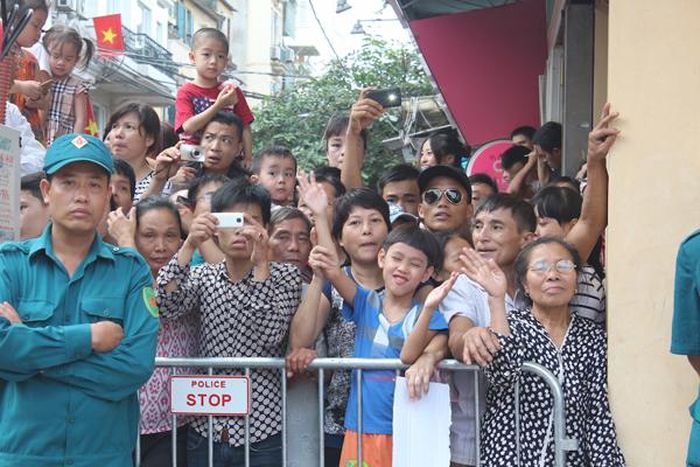 Người dân háo hức chờ đoàn diễu binh, diễu hành. Ảnh: Quỳnh Vinh.