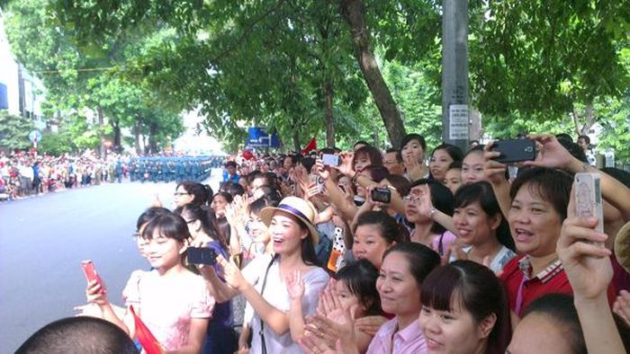 Ai cũng cố gắng chụp thật nhiều những tấm ảnh ghi lại khoảnh khắc lịch sử. Ảnh: Thanh Xuân.