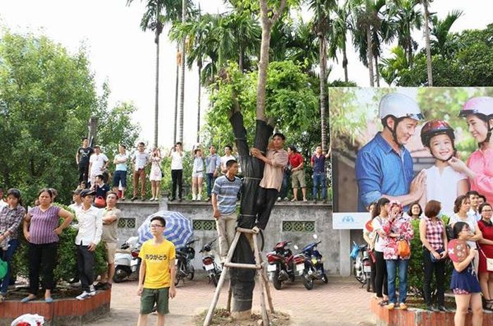 Người dân hai bên đường Kim Mã háo hức đón đoàn diễu binh. Ảnh: Trần Ngọc.