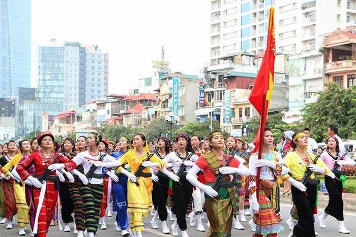 Khối dân quân các dân tộc thể hiện sự đoàn kết các dân tộc. Ảnh: Trần Ngọc.