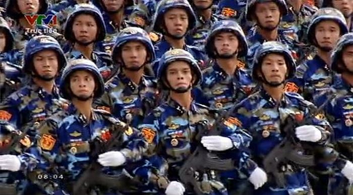 Tiến vào Lễ đài là khối Chiến sĩ Hải quân đánh bộ. Ảnh: Chụp màn hình.