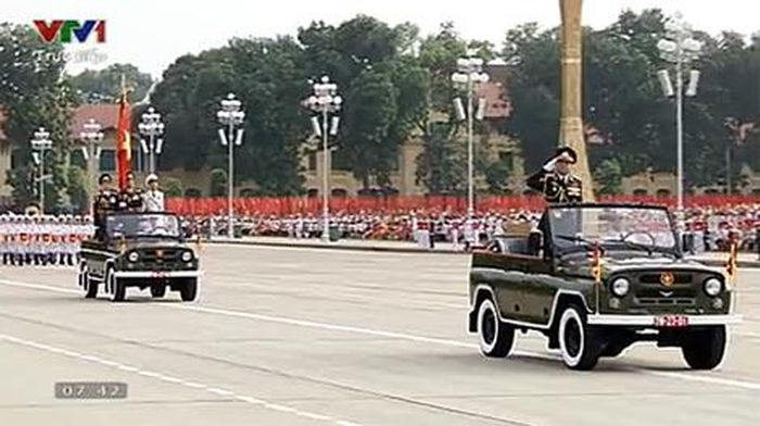 Đi đầu đội hình diễu binh là xe Chỉ huy, do Trung tướng Võ Văn Tuấn, Phó Tổng Tham mưu trưởng Quân đội nhân dân Việt Nam dẫn đầu đang tiến vào Lễ đài. Tiếp theo là quân kỳ Quyết thắng, lấp lánh 5 tấm huân chương sao vàng và nhiều phần thưởng cao quý của Đảng và Nhà nước trao tặng, thể hiện sức mạnh vô địch và những chiến thắng oanh liệt của Quân đội ta.