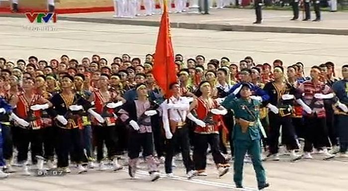 Khối nam dân quân các dân tộc. Ảnh: Chụp màn hình.