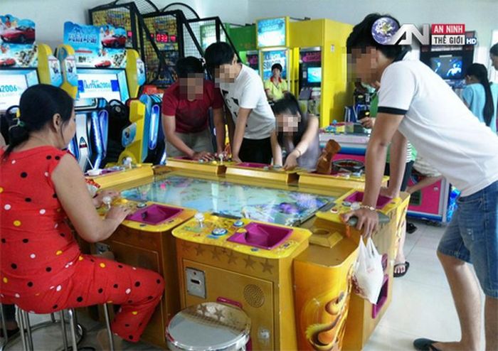  Loại hình cờ bạc này thu hút rất nhiều đối tượng, thậm chí nhiều phụ nữ bỏ bê công việc chỉ để kiếm tìm vận may từ những ván chơi đỏ đen thế này.