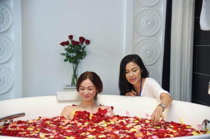 Việt Trinh chính là người chỉ đạo những cảnh nóng của Đức Hải và Khánh My. Chị chia sẻ: “Nhìn trên màn ảnh rất đẹp và lung linh, thực tế, chúng tôi làm việc rất vất vả. Cảnh thân mật trong bồn tắm của hai diễn viên chỉ có vài phút nhưng chúng tôi thực hiện hơn 4 giờ, Khánh My ngâm nước lâu đến nỗi ngón tay nhăn nheo, teo rút lại”. 