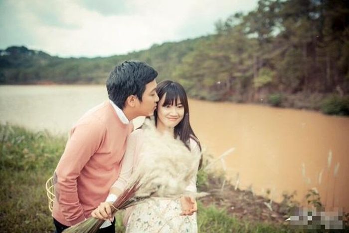 Khung cảnh thơ mộng của Đà Lạt cùng bó hoa cỏ lau trắng tôn càng tôn lên sự lãng mạn và đáng yêu của cặp đôi.