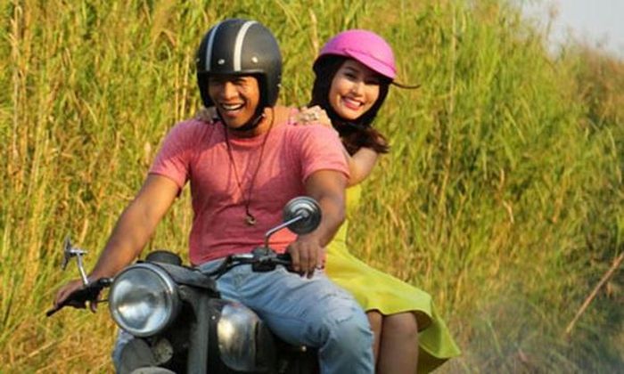 Mất mẹ ngay từ lúc chào đời, cha lại mải lo sự nghiệp nên Châu Nhi luôn khao khát được yêu thương. Chính vì vậy, khi gặp được Đoàn (Linh Sơn), một “chàng khờ” luôn chiều chuộng và yêu mình hết mực, nàng tiểu thư đã si tình đến mức mù quáng.