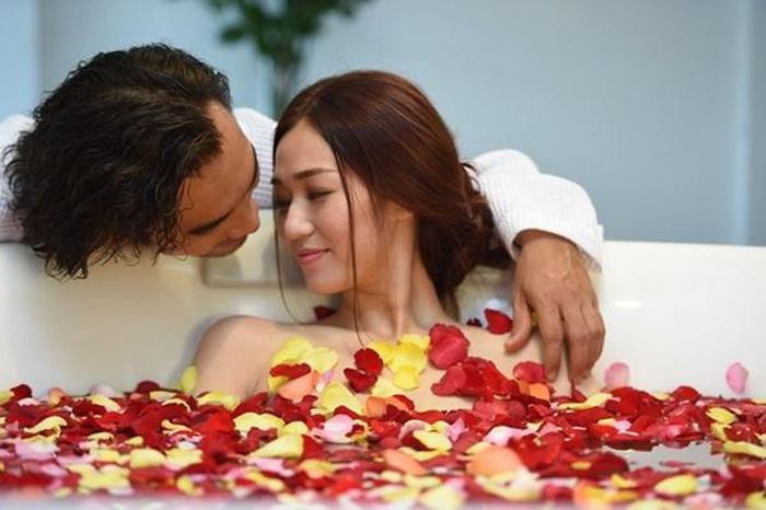 Tiếp đó, nhà sản xuất lại hâm nóng tên phim bằng những cảnh quay nóng bỏng nhưng không kém phần lãng mạn của Huy và cô nhân tình (Khánh My).