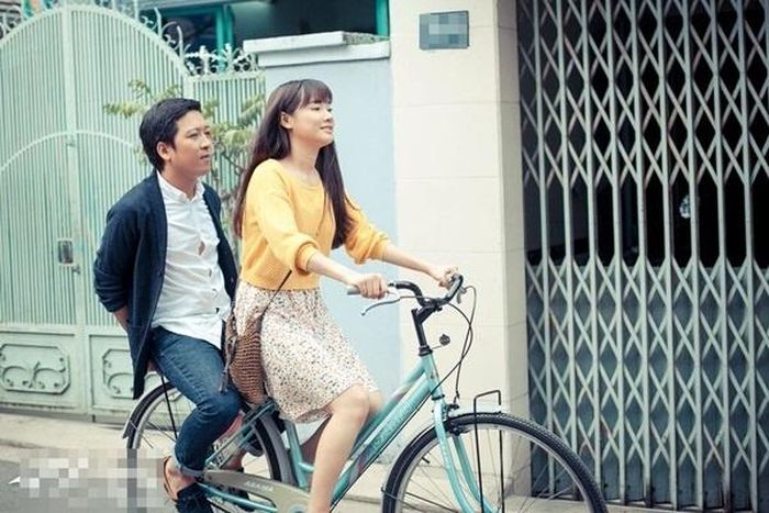 Không chỉ có những khoảnh khắc thơ mộng, cặp đôi còn có những giây phút nhắng nhít, vui đùa hồn nhiên như trẻ thơ với hình ảnh trên chiếc xe đạp.
