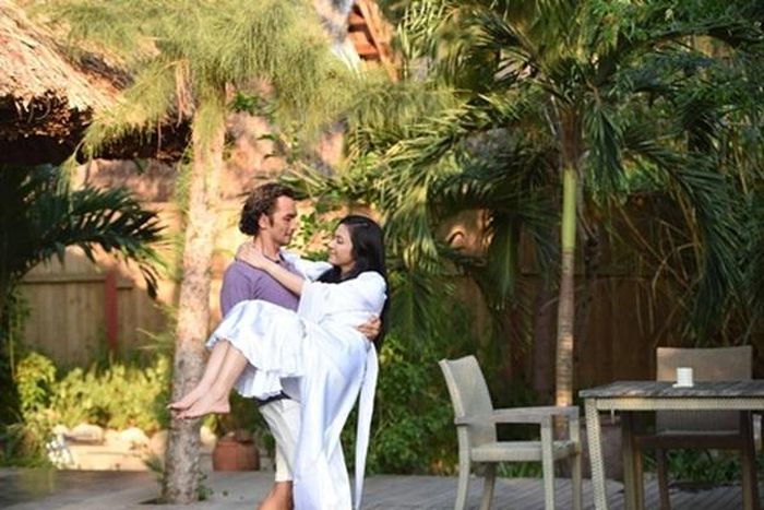 Việt Trinh được Đức Hải ẵm trên tay đầy lãng mạn, giống như tựa đề ban đầu của phim: Hãy ẵm em ra biển.
