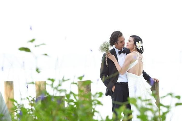 Đầu tiên phải kể đến cảnh chụp ảnh cưới của cặp vợ chồng Vy – Huy (Việt Trinh - Đức Hải).