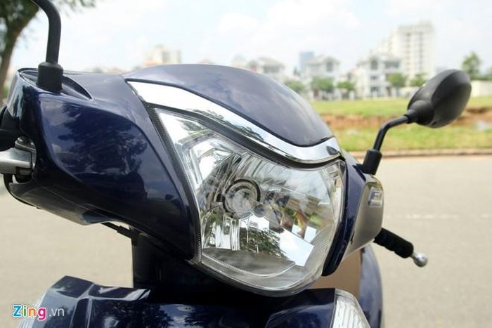 Dù ra đời sau, đèn pha Acruzo khá giống Honda Lead. Cả hai xe đều dùng đèn halogen. Đèn pha Lead có thêm viền mạ chrome.