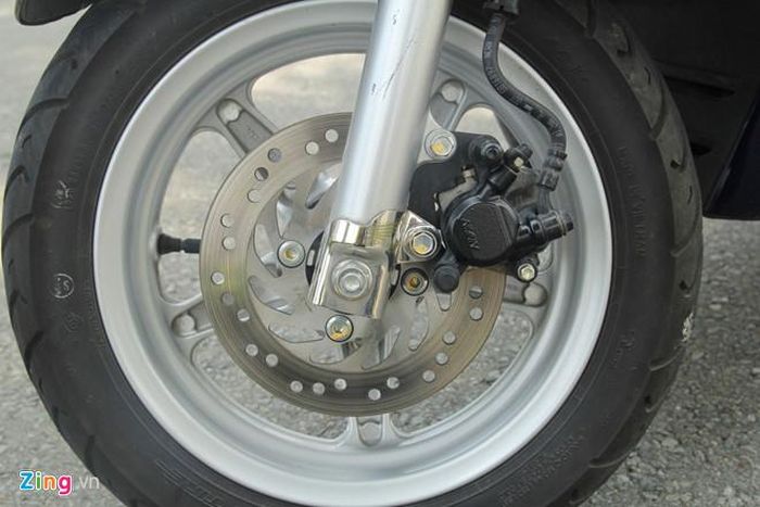 Cả hai xe đều sử dụng phanh đĩa, vành trước 12 inch. 