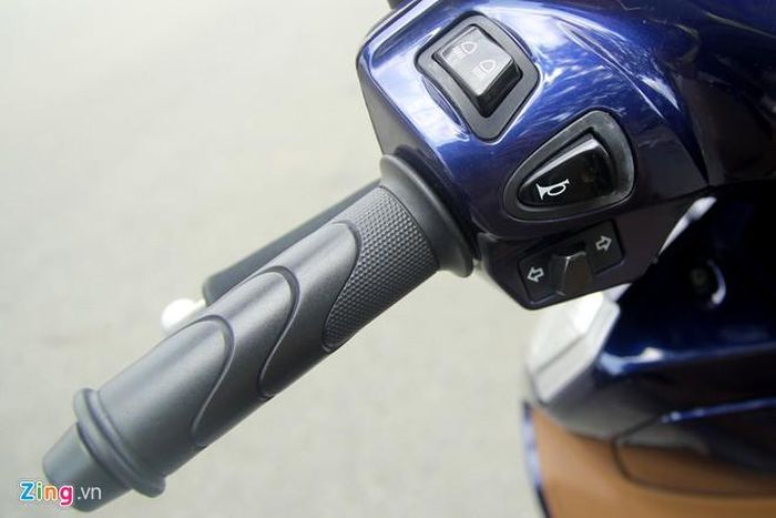 Cụm công tắc bên trái của Acruzo được thiết kế truyền thống, trong khi Lead đảo vị trí còi và xi-nhan, khiến những người mới sử dụng thường bấm nhầm.