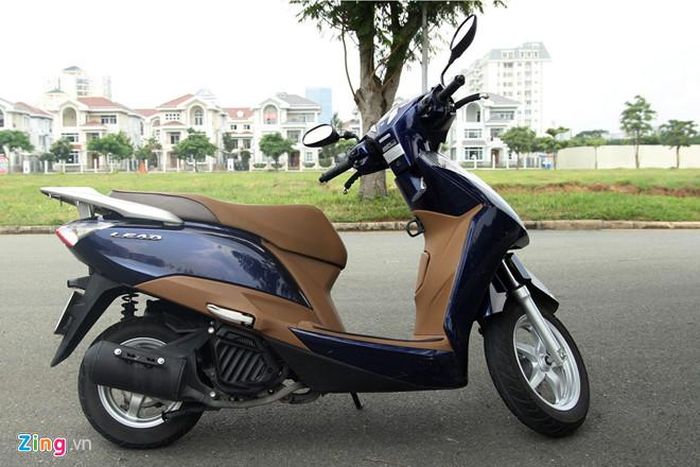 Honda Lead là chiếc xe lớn hơn so với Acruzo. Với chiều dài lên tới 1835 mm, Lead dài hơn Acruzo 30 mm. 