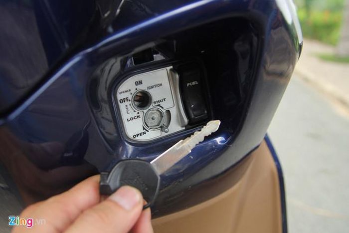 Ổ khóa trên Acruzo hiện đại hơn so với Lead khi tích hợp khóa từ, khóa điện, khóa cổ và các công tắc mở cốp, mở nắp bình xăng, bên trong được gắn đèn LED giúp tra chìa dễ dàng hơn. Ngoài ra, nút bấm tích hợp tìm xe và mở khóa từ là tính năng đáng chú ý. Ổ khóa của Lead có thêm công tắc phụ bên cạnh để mở bình xăng và cốp. 