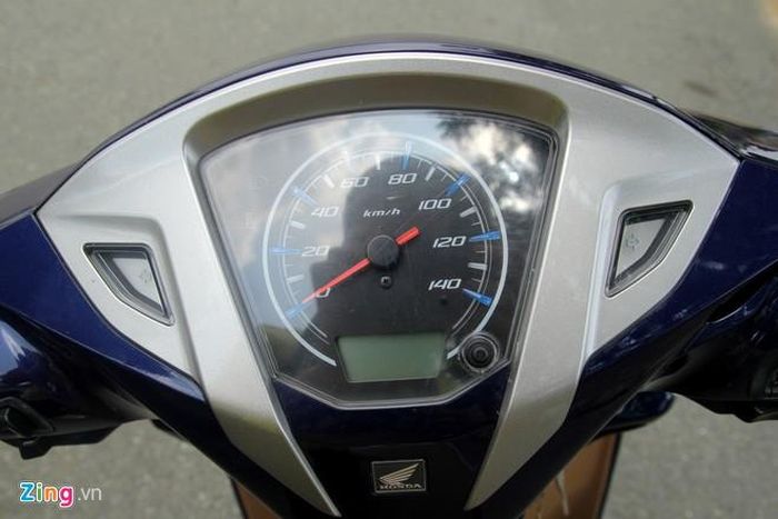 Mặt đồng hồ của Yamaha Acruzo có khá nhiều đèn hiệu và làm bằng chất liệu sang trọng với viền mạ chrome. Cả hai xe đều dùng công nghệ analog kết hợp kỹ thuật số. 
