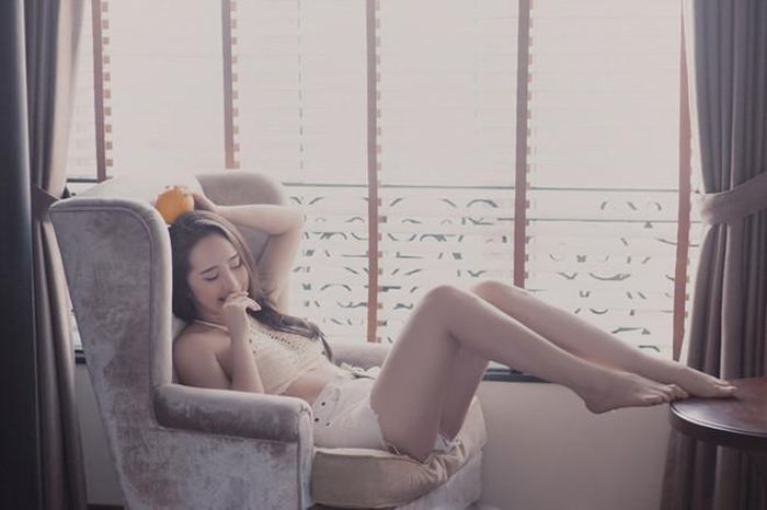 Sau khi kết hôn với Doãn Tuấn, nữ diễn viên Lập trình cho trái tim được chồng ủng hộ xây dựng hình tượng sexy, nhờ đó, cô mạnh dạn nhận lời thể hiện ý tưởng gợi cảm. 