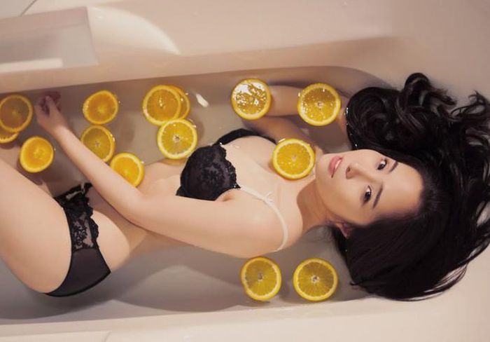 Với khả năng diễn xuất tốt cùng vóc dáng cân đối, Quỳnh Nga dễ dàng nhập vai diễn trong các bộ ảnh thiên về thời trang nội y, đồ ngủ. 