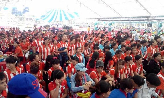 Công nhân được các luật sư trực tiếp tư vấn, giải đáp thắc mắc liên quan đến pháp luật trong lao động. Ảnh Việt Văn.
