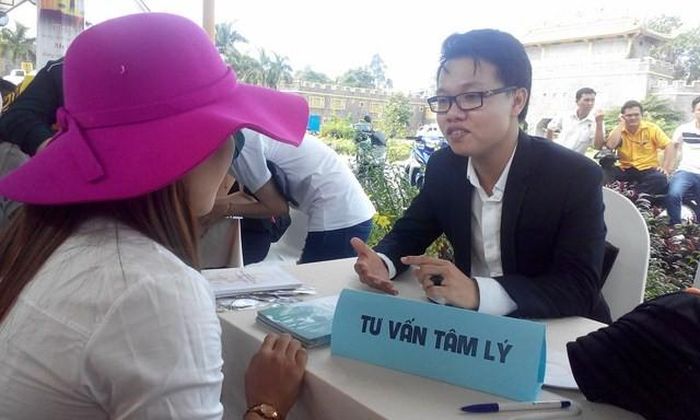 Ngoài ra, rất nhiều công nhân tìm đến các chuyên gia tư vấn tâm lý. Ảnh Việt Văn.
