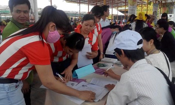 Nhiều nam nữ công nhân háo hức đăng ký tham gia vào câu lạc bộ kết bạn. Ảnh Việt Văn.