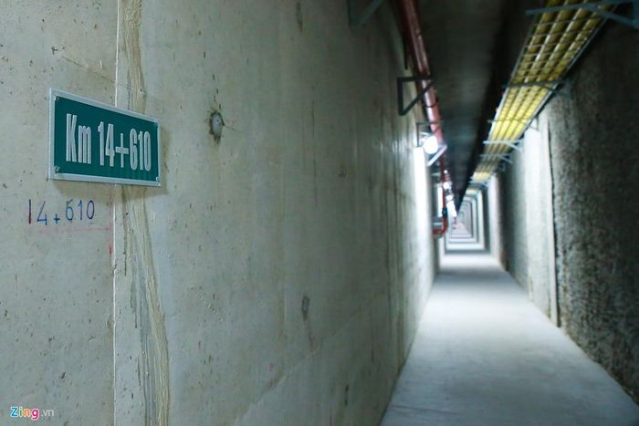Dọc theo đường hầm có bảng thông báo vị trí km để người gặp nạn nắm thông tin.
